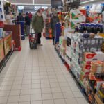 dziewczyny w sklepie z wózkiem i zakupami