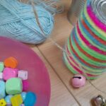 kolorowe materiały plastyczne na stole