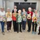 grupa Seniorek prezentuje świąteczne wianki