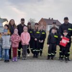 wspólne zdjęcie dzieci i młodzieżowej drużyny strażackiej