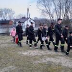 dzieci z Marzanną i strażacy idą do wody