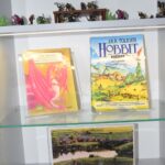 książki Tolkiena i figurki bohaterów z jego książek