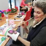 Seniorka maluje puszkę
