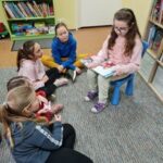 Dzieci czytają i słuchają opowiadania