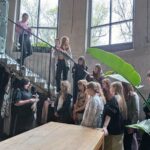 spotkanie młodzieży z Gosią Baczyńska, projektantką mody, młodzież stoi na schodach
