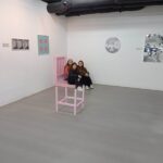 iluzja przestrzenna z różowym krzesłem