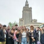 grupa młodzieży na tle Pałacu Kultury