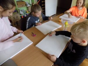 Dzieci szkicują Kosmos.