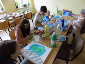 Dzieci malują Kosmos.