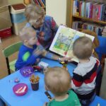 biblioteczarka czyta dzieciom