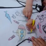 Festyn w Cieszęcinie z okazji Dnia Dziecka, dzieci malują torby