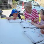 Festyn w Cieszęcinie z okazji Dnia Dziecka, dzieci przy stole malują