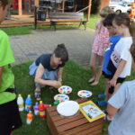 grupa dzieci maluje farbami