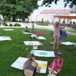 grupa dzieci maluje na trawie na brystolach