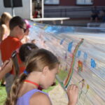 dzieci malują farbami na folii