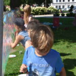 dzieci malują na folii farbami