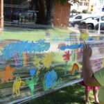 rysunek dzieci malowany farbami na folii