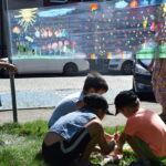 grupa dzieci maluje na folii