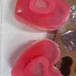 dwa mydełka w kształcie czerwonych serc