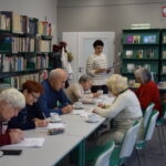 grupa seniorów rozwiązuje ćwiczenia na pamięć i koncentrację