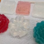 kolorowe mydełka na stole