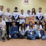 Projekt młodzieżowy Ziołowe Love, uczestnicy pozują do zdjęcia grupowego w białych koszulkach z logiem projektu