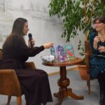 dwie kobiety przy stoliku, wywiad z autorką książek
