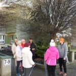 grupa seniorów idzie na spacer nordic walking