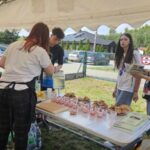 Projekt młodzieżowy Ziołowe love - stół z deserkami i uczestnicy