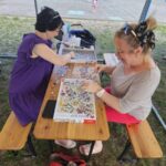Projekt młodzieżowy Ziołowe love - uczestniczki imprezy układają puzzle