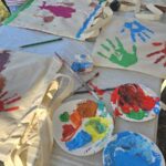 Projekt młodzieżowy Ziołowe love - widok stołu z malowanymi torbami