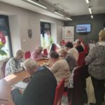 seniorzy wykonują ćwiczenia na pamięć i koncentację