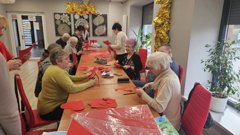 Warsztaty artystyczne dla Seniorów – ozdoby na Walentynki