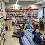 bibliotekarka czyta książkę dzieciom