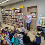 bibliotekarka czyta książkę dzieciom