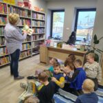 bibliotekarka czyta książkę dzieciom