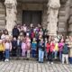 grupa ludzi na schodach teatru