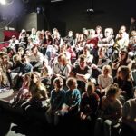grupa ludzi na widowni w teatrze