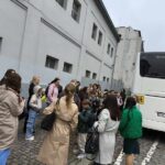 autobus w tle, z przodu ludzie