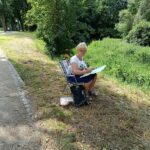 park, kobieta siedzi na krzesełku, maluje