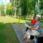 park, dwie kobiewty siedzą na ławce, malują