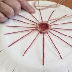 papierowy talerz, służy jako podkładka do plecenia podkładki