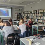 warsztaty malarskie, grupa osób siedzi przy stolikach