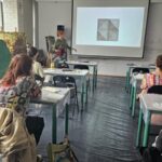 warsztaty malarskie, grupa osób maluje przy stolikach