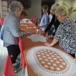 uczestniczki oglądające serwetę szydełkową