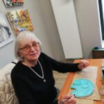 uczestniczka zajęć artystycznych maluje słonia