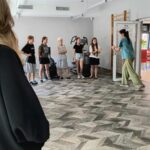 grupa stoi w kręgu