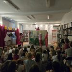 Przedstawienie Trzy Świnki w bibliotece, widownia i aktorzy