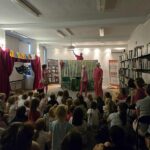 Przedstawienie Trzy Świnki w bibliotece, widownia i aktorzy