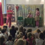 Przedstawienie Trzy Świnki w bibliotece, widownia i aktorzy